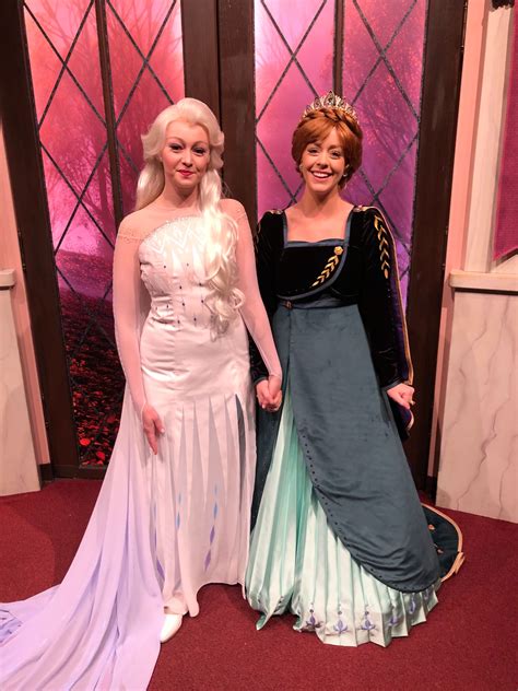 disneyland anna and elsa frozen 2